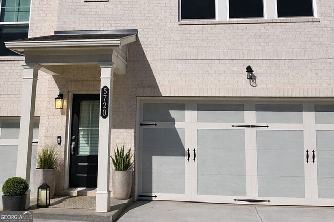 Building Photo - 5772 Plaza Dr SE