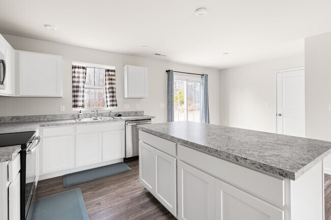 Building Photo - 4 Bed, 2.5 Bath, 2 Car Garage Near Everyth...