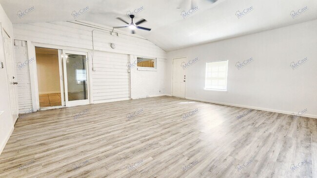 Building Photo - Incredible 3/2 in Irving!