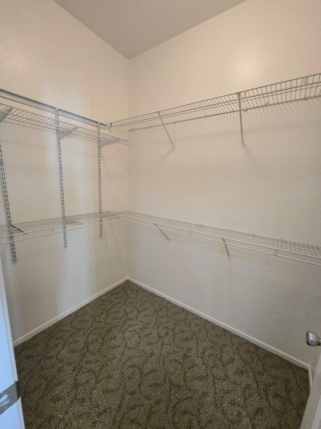 Building Photo - Large and spacious 3 bedroom townhouse with garage!