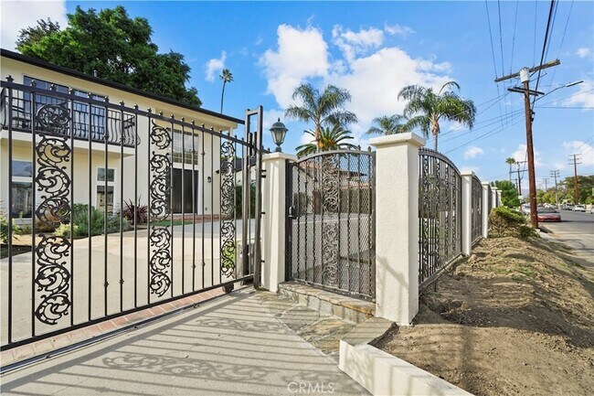 Building Photo - 7425 Vanalden Ave