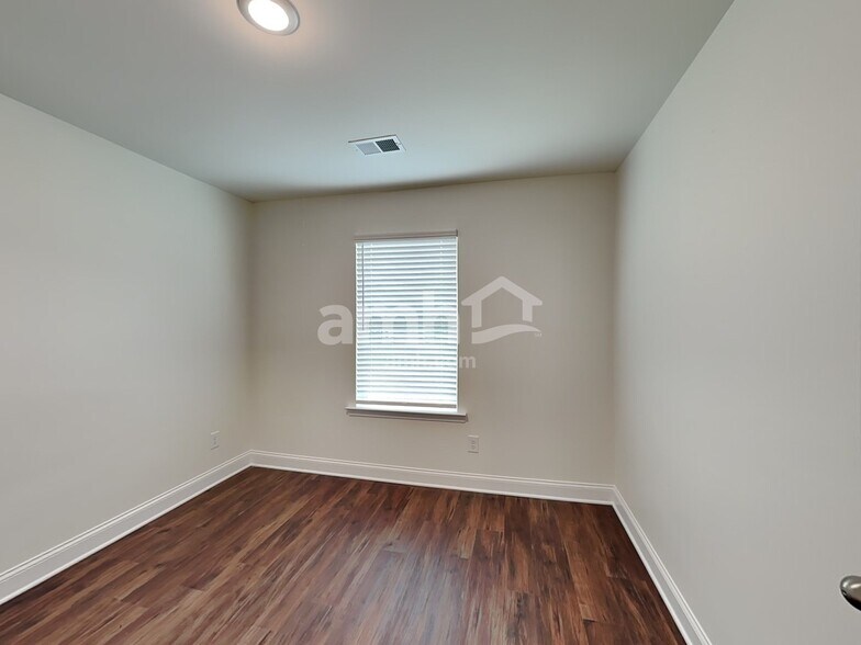 Building Photo - 303 Pecan Dr