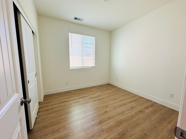 Building Photo - 10964 Roble St