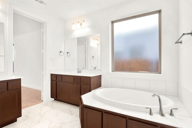 Building Photo - 2414 Thavie St