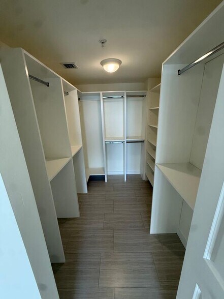 Building Photo - 551 NE 39th St