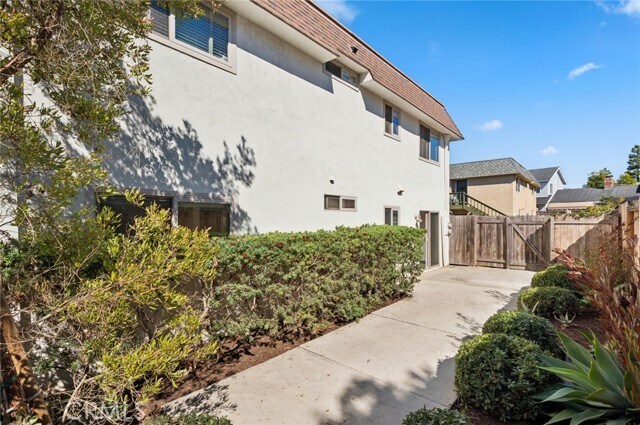 Building Photo - 2048 Garden Ln