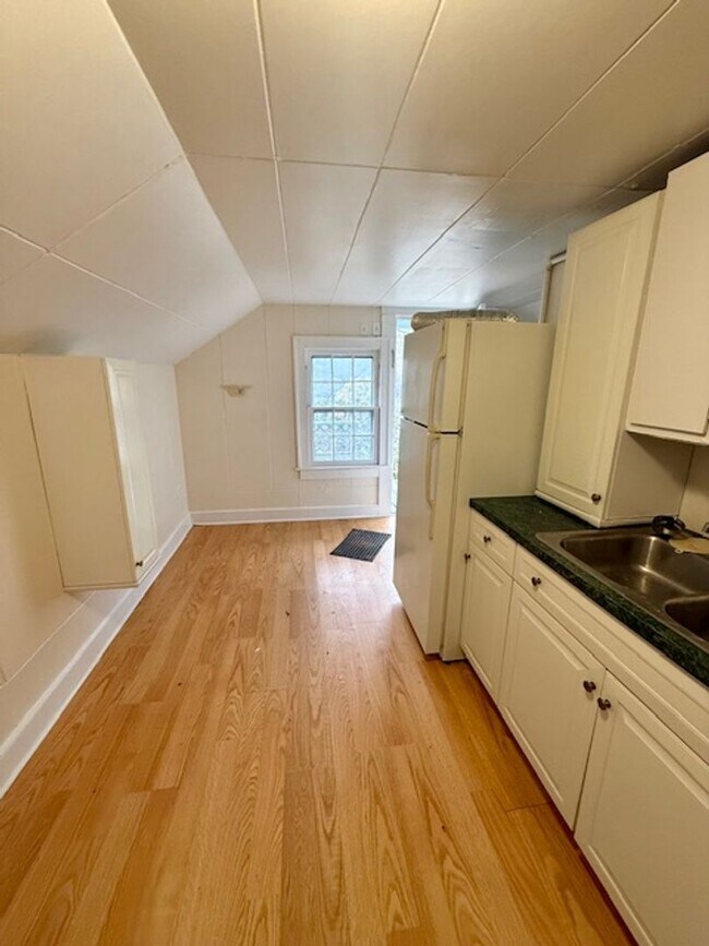 Building Photo - Three bedroom, 1 bath house with studio apartment in Burlington