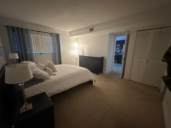 Building Photo - 1169 Hillsboro Mile