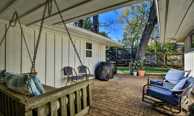 Building Photo - 827 St George Ln