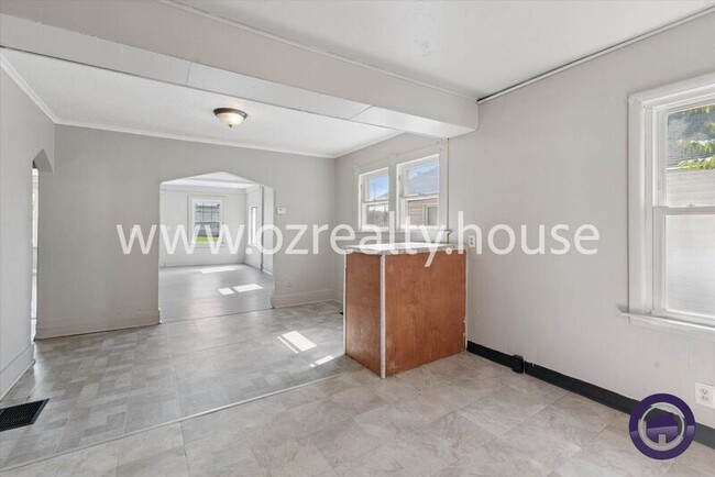 Building Photo - 2442 Paradise Ave