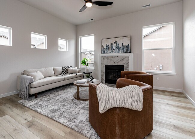 Building Photo - 3 Bedroom End Unit Luxury Townhome in Moun...