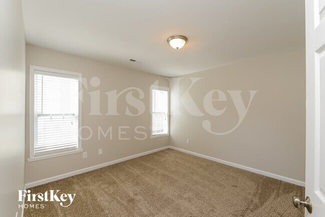 Building Photo - 1946 Longmont Dr SE