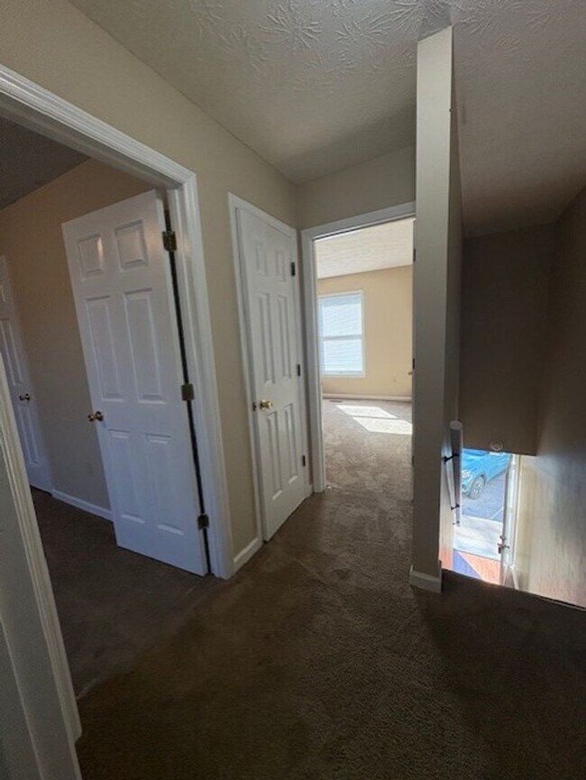 Building Photo - 2 Bedroom / 1.5 Bathroom Townhouse in Abingdon, VA