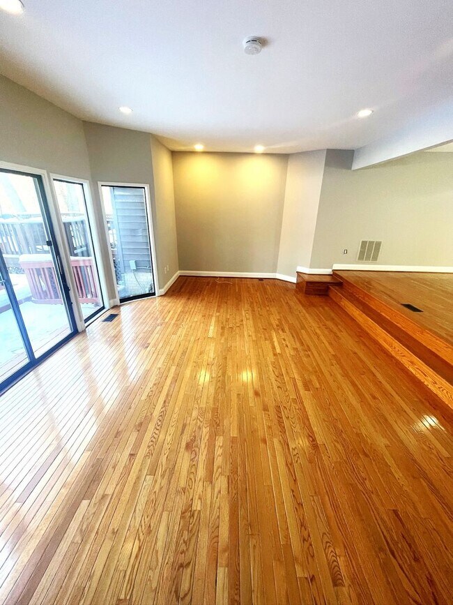 Building Photo - Newly Renovated 3 Level Townhome!