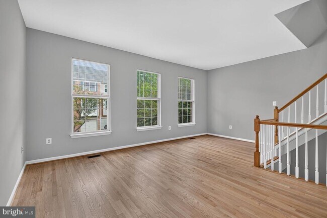 Building Photo - 2432 Clover Field Cir
