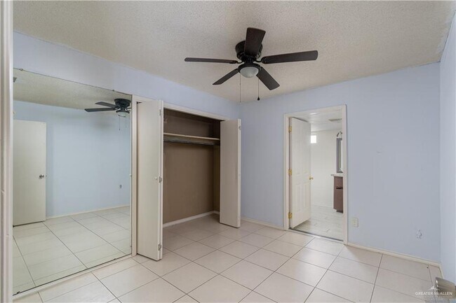 Building Photo - 1021 E Ebony Ln