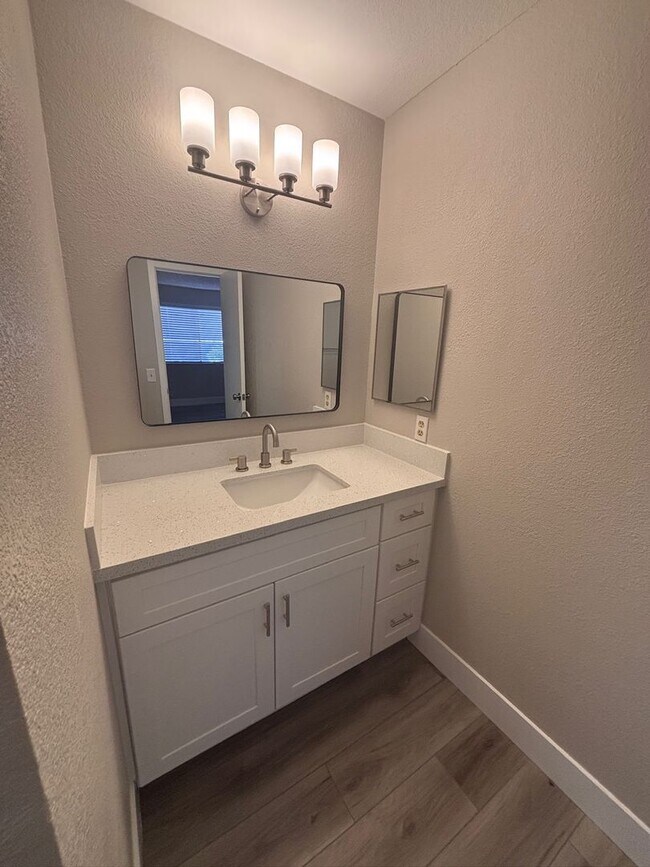 Building Photo - Newly Renovated Two Bedroom Condo