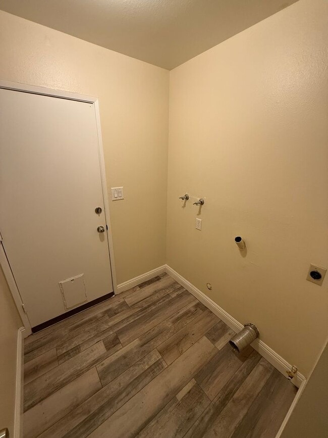 Building Photo - Spacious 2-Bedroom, 1-Bathroom Home in Sou...