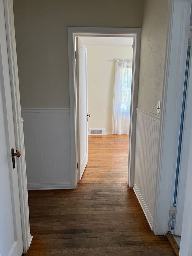 Building Photo - Charming 5 Bed, 2 bath home in the heart of Rexburg with detached 3 CAR GARAGE!!!!