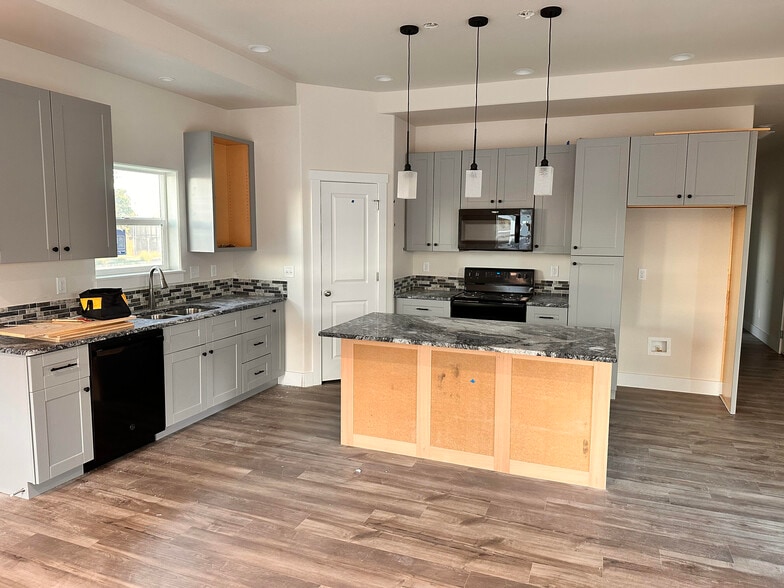 Building Photo - 1015 Cheney Dr W