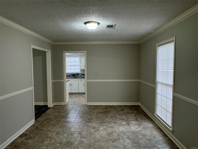 Building Photo - 2233 W Aberdeen Dr