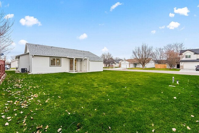 Building Photo - 727 W Clark Ave