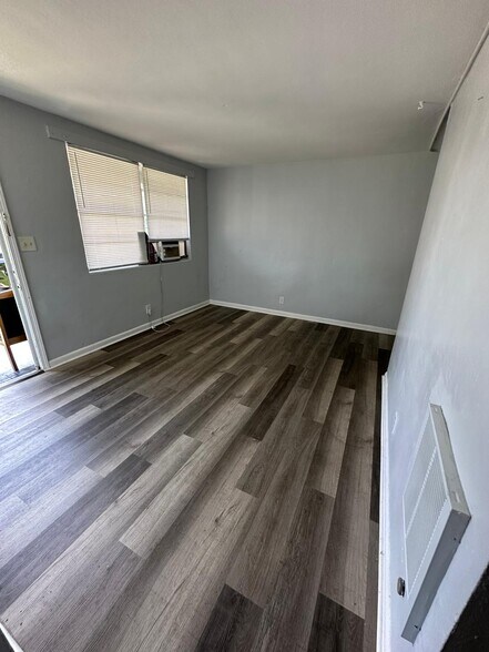 Building Photo - 1305 W 6th St