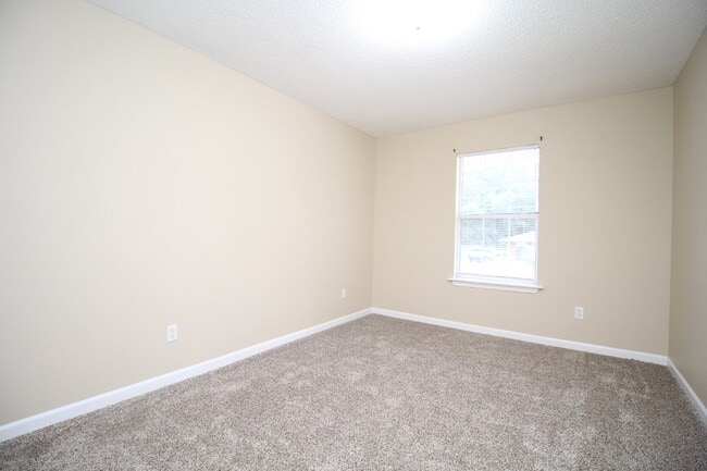Building Photo - 2-Bed, 2-Bath Milton Duplex Minutes from Whiting Field – Pet Friendly with Lawn Maintenance Inclu...