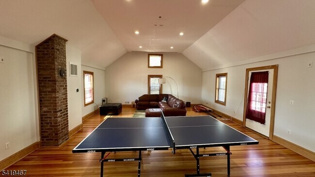 Building Photo - 12 Maple Ave