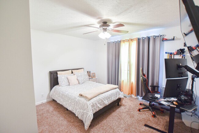 Building Photo - Pet Friendly Three Bedroom!