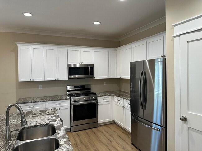 Building Photo - 605 3rd St