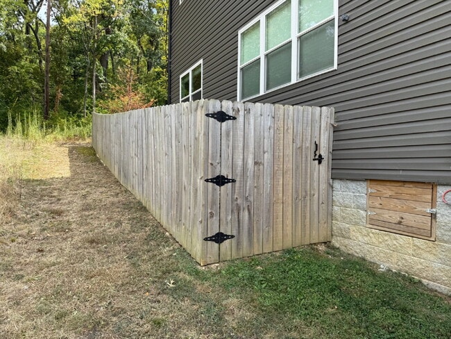 Building Photo - Amazing 3 bed 2.5 w/fenced yard. 10 min fr...