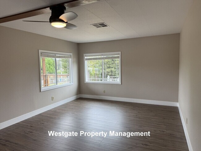 Building Photo - 985 Eastman Ln