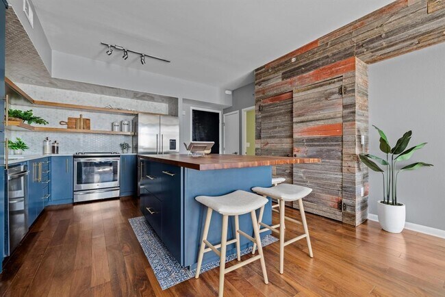 Building Photo - 54 Rainey St