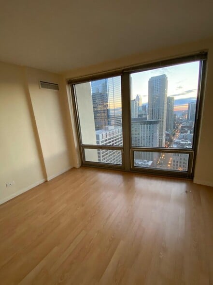 Bedroom - 440 N Wabash Ave