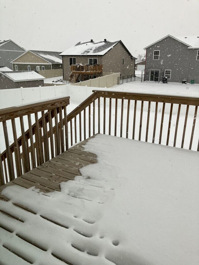 Building Photo - 4 Bed 2.5 Bath Single Family Home