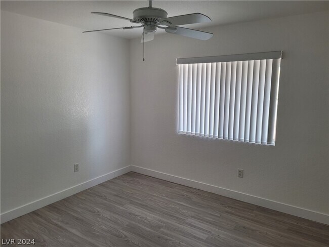 Building Photo - 9605 Sundial Dr