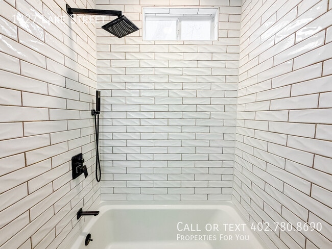 Building Photo - 1327 Lake St