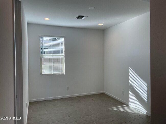 Building Photo - 17401 W Red Fox Rd