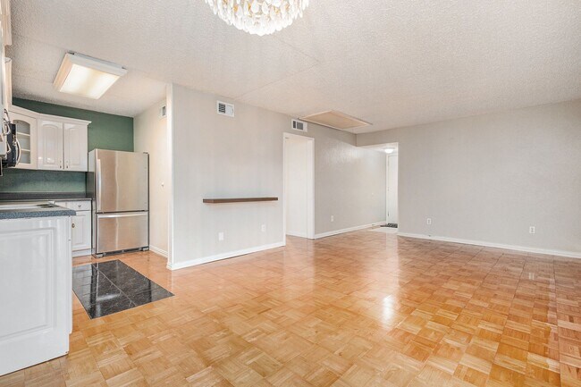 Building Photo - Experience comfortable city living in this...