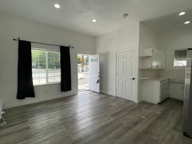 Building Photo - Updated 2 bedroom, large fenced back yard and WATER/SEWER INCLUDED IN RENT!