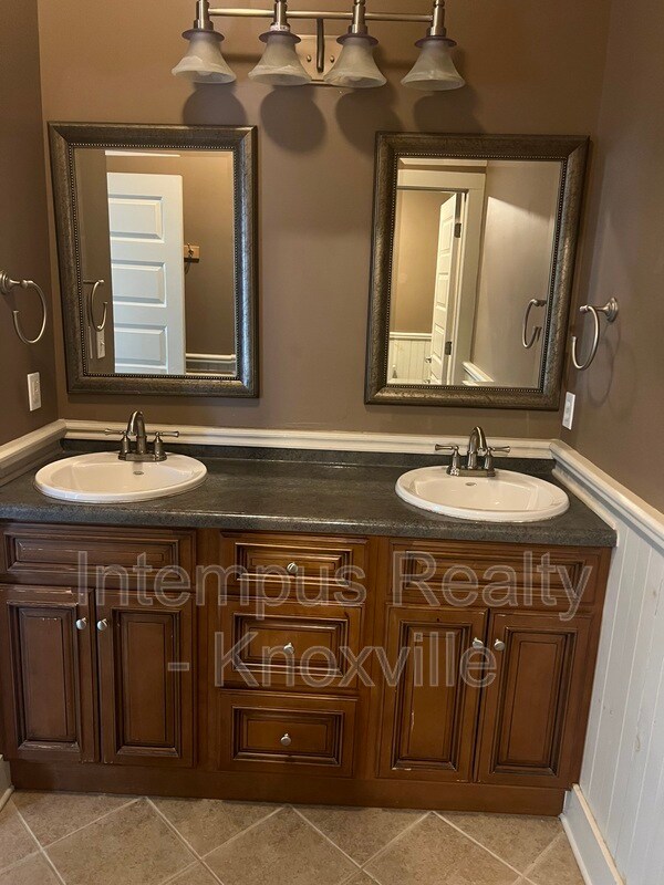 Building Photo - 229 Deaderick Ave