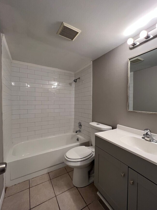 Building Photo - Updated & Remodeled 2/2 Townhouse in Kissi...