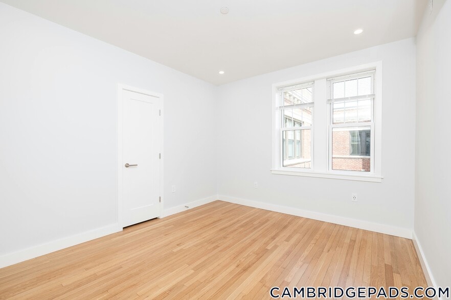 Building Photo - 17a Forest St