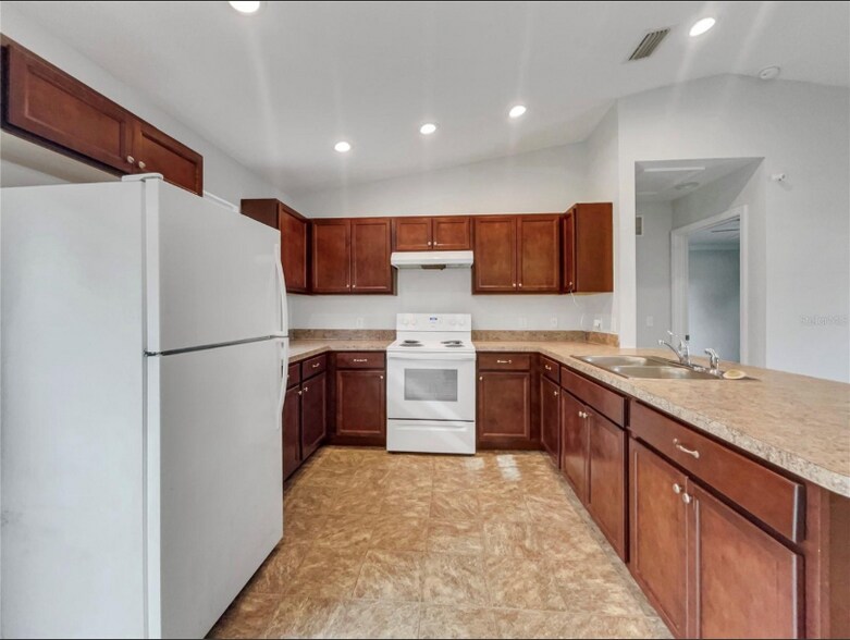 Building Photo - 1304 E Carolina Ave