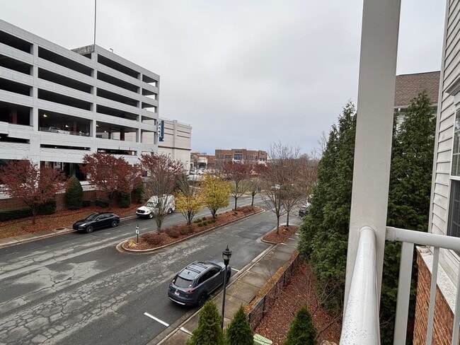 Building Photo - 3rd Level 3 Bedroom Condo in Ballantyne