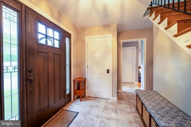 Building Photo - 2235 Abbotsford Dr