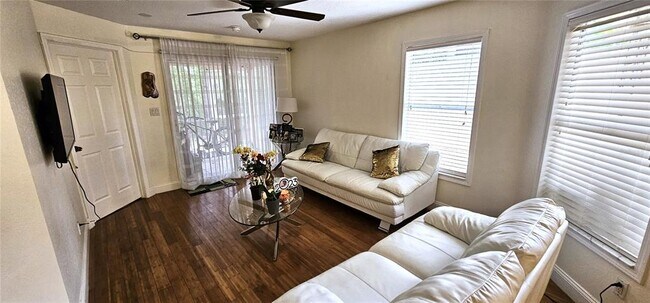 Building Photo - 8821 Coral Palms Ct