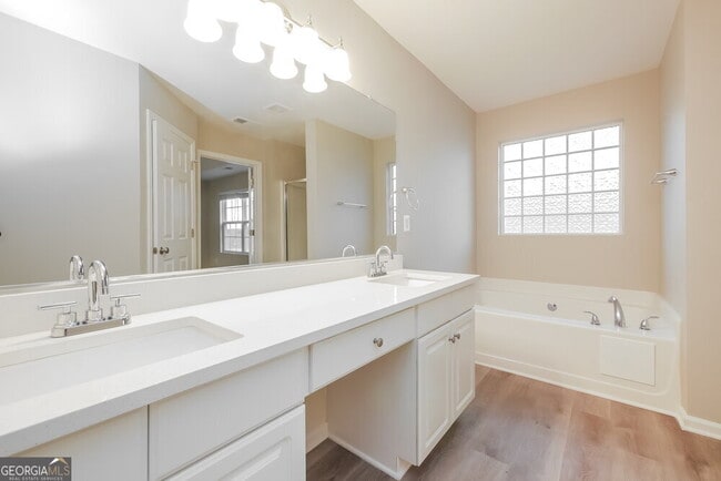 Building Photo - 298 Summit View Dr
