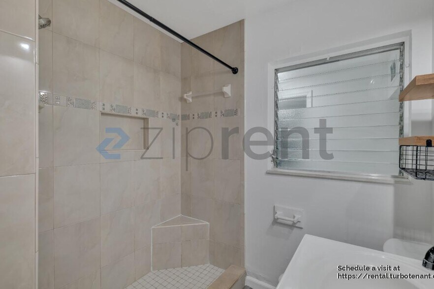 Building Photo - 3321 W Iowa Ave